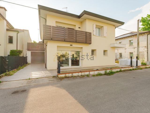 Case e ville in vendita di 257 m² in Via degli Azzoni