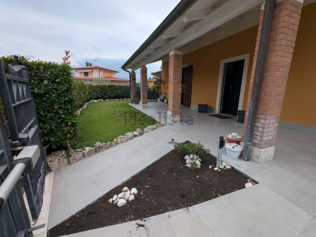Case e ville in vendita di 257 m² in Via dell&apos Aquila