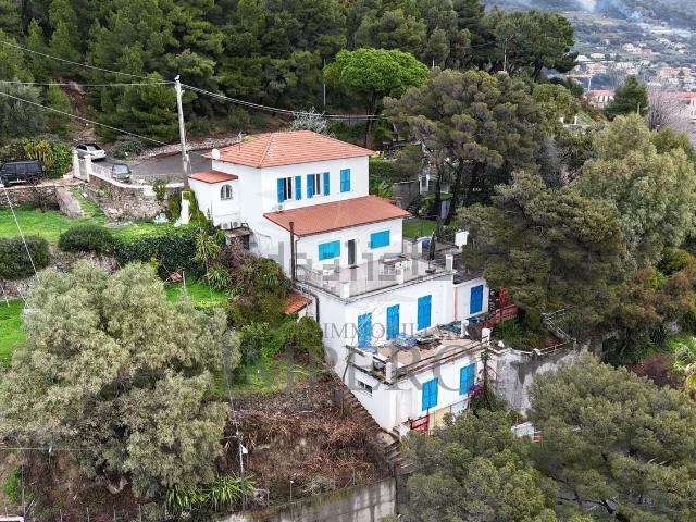 Case e ville in vendita di 257 m² in Corso G. Verdi, 16