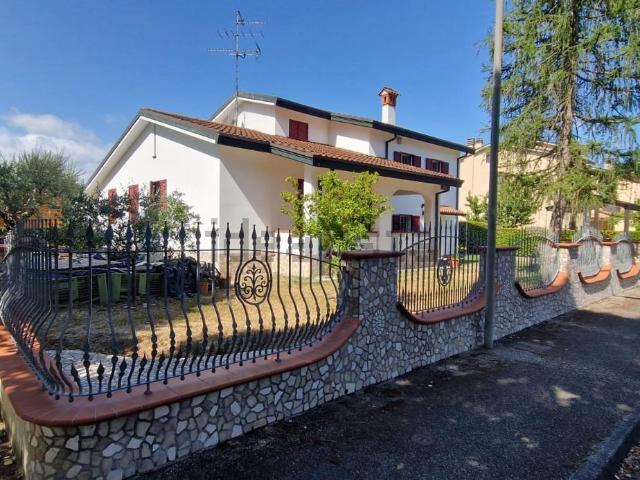 Case e ville in vendita di 258 m² in Via Gino Bolognesi, 16