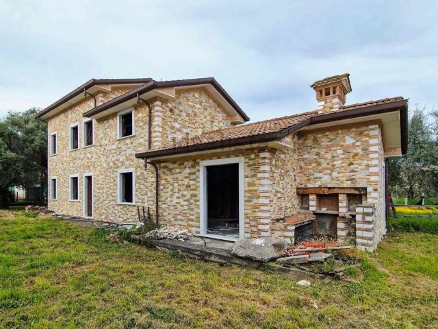 Case e ville in vendita di 258 m² in Via Giovanni Pascoli, 161