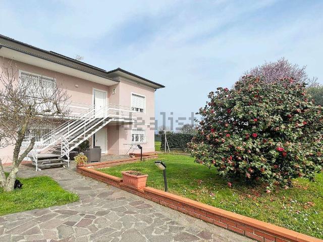 Case e ville in vendita di 258 m² in Via Delle Cornacchie