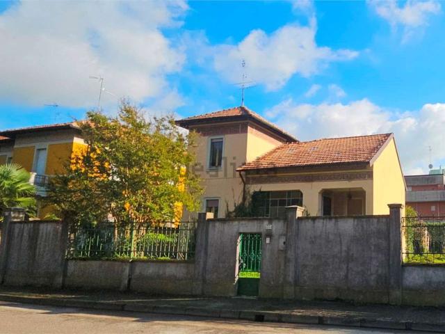 Case e ville in vendita di 258 m² in Via Luciano Manara, 35