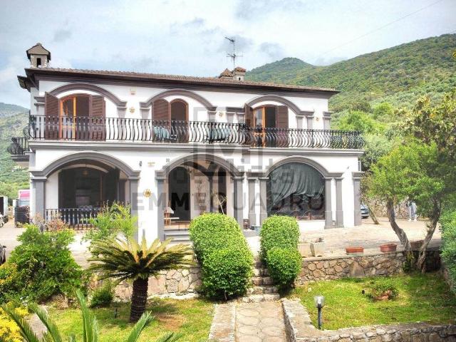 Case e ville in vendita di 258 m² in Via Monticchio