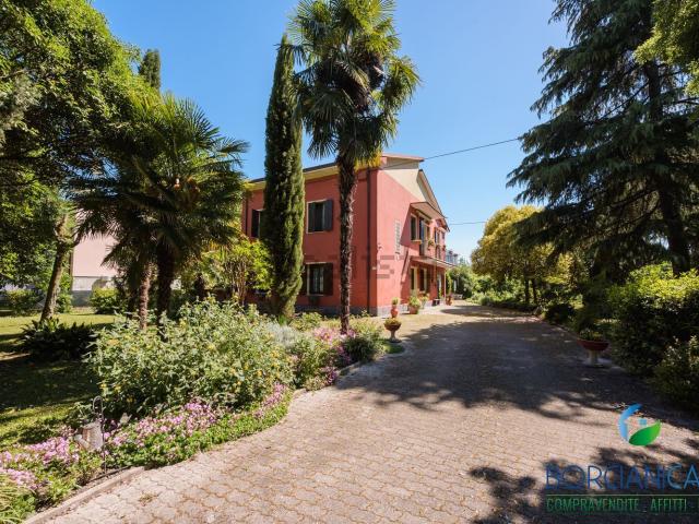 Case e ville in vendita di 258 m² in Strada Canaletto Centro