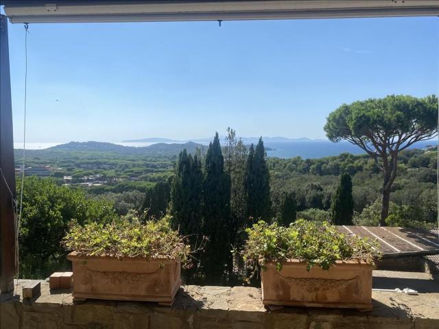 Case e ville in vendita di 260 m² in Via Poggio le Mandrie 49