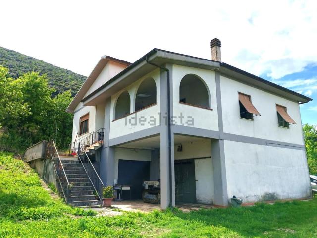 Case e ville in vendita di 260 m² in Via Carpinetana Ovest
