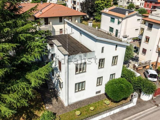 Case e ville in vendita di 260 m² in Via A. Meucci, 12