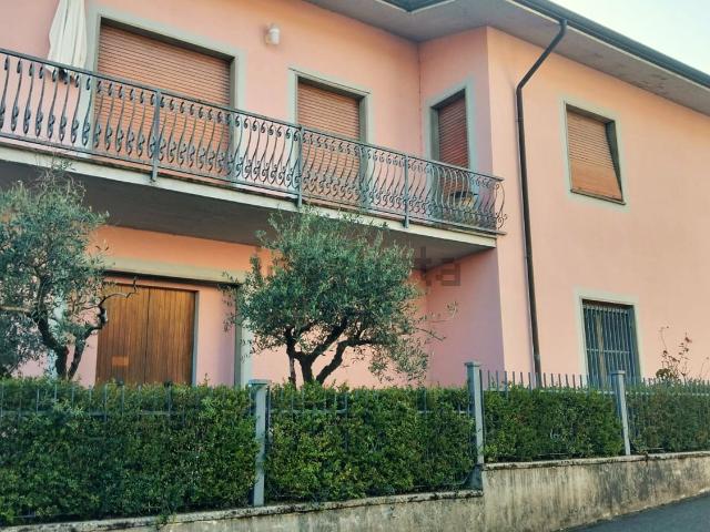 Case e ville in vendita di 260 m² in Via Aulla, 147
