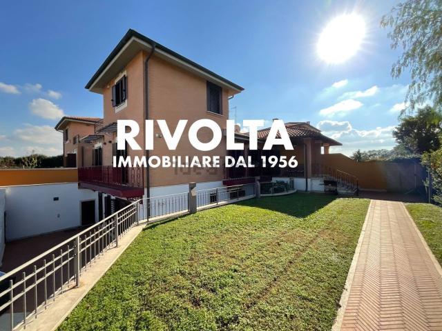 Case e ville in vendita di 260 m² in Via Aurelio Millos