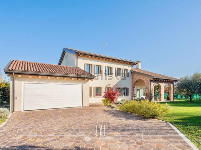 Case e ville in vendita di 260 m² in Via Bosco, 4