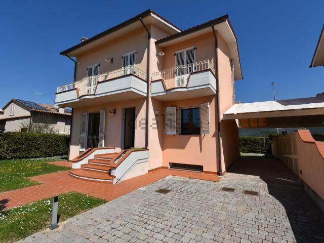 Case e ville in vendita di 260 m² in Via G. Toniolo, 137