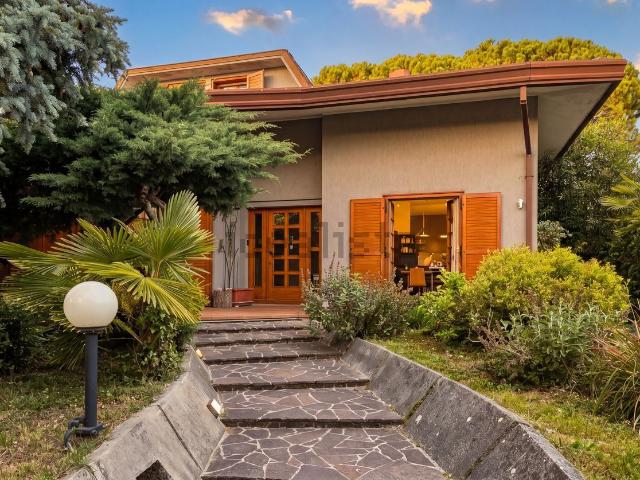 Case e ville in vendita di 260 m² in Via Giacomo Puccini, 19
