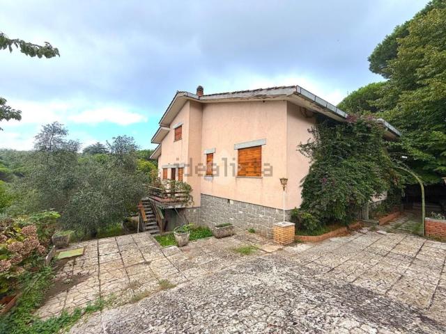 Case e ville in vendita di 260 m² in Via degli Oleandri, 15