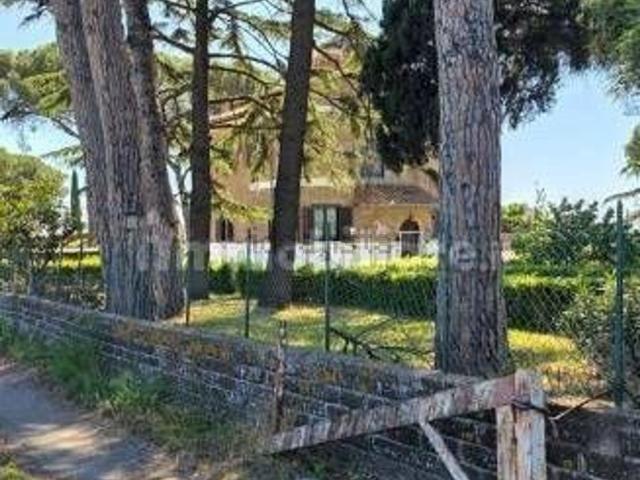 Case e ville in vendita di 260 m² in Via dei Garofani