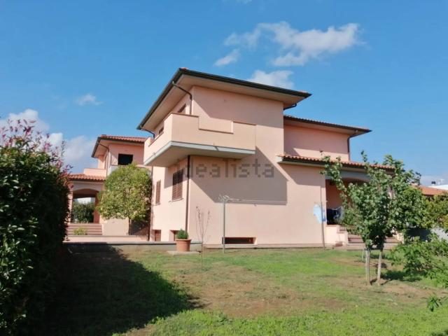 Case e ville in vendita di 260 m² in Via dei Papaveri