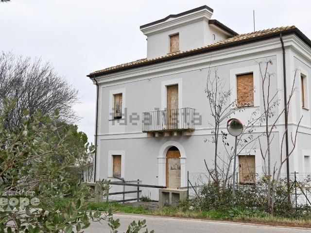 Case e ville in vendita di 260 m² in Via dei Peligni
