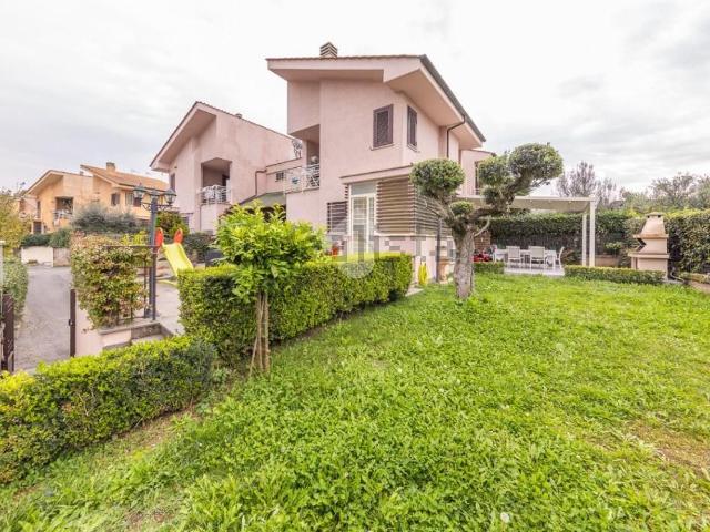 Case e ville in vendita di 260 m² in Via del Frantoio Romano, 116