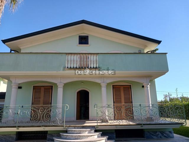 Case e ville in vendita di 260 m² in Via del Lago