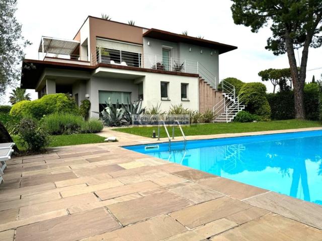 Case e ville in vendita di 260 m² in Via della Valle