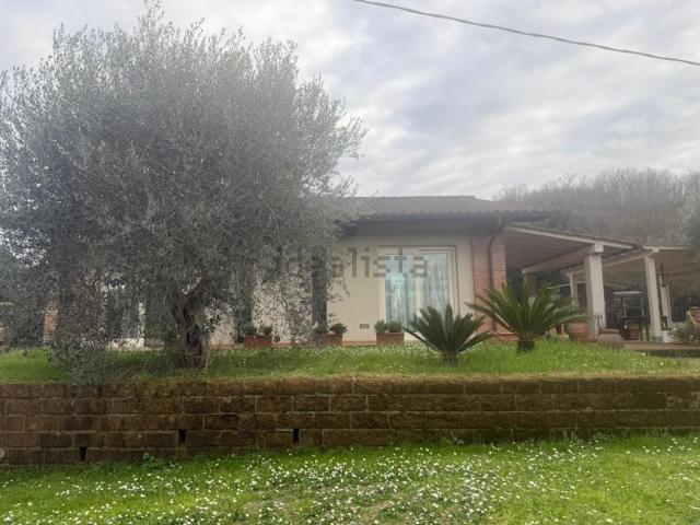 Case e ville in vendita di 260 m² in Via delle Camelie