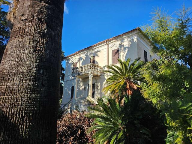 Case e ville in vendita di 260 m² in Via Diano Castello, 64