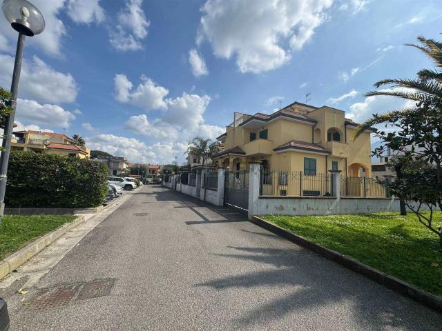 Case e ville in vendita di 260 m² in Via Emilio Merone