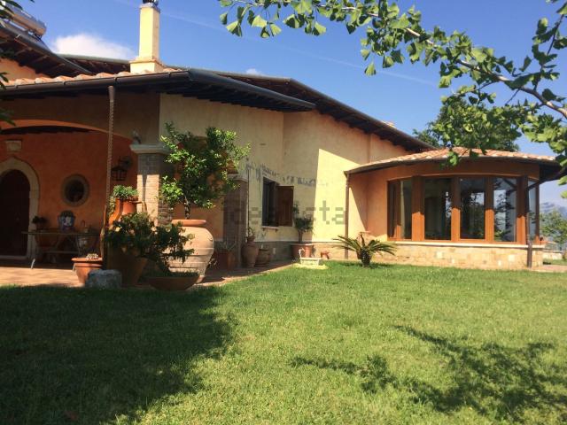 Case e ville in vendita di 260 m² in Via Empolitana