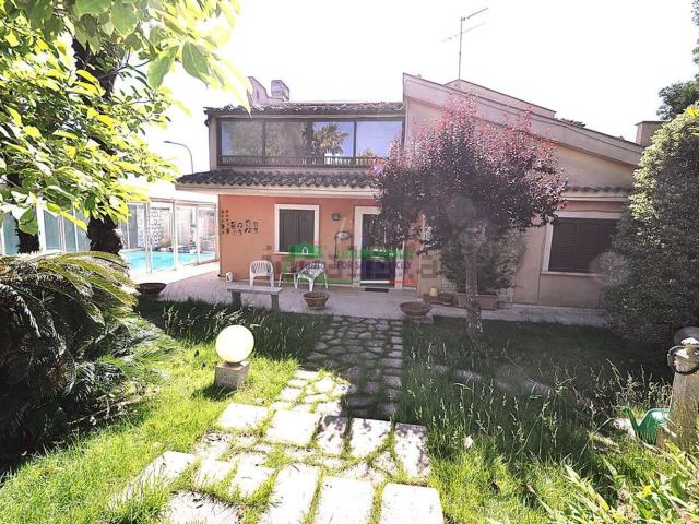 Case e ville in vendita di 260 m² in Via Ettore Fieramosca
