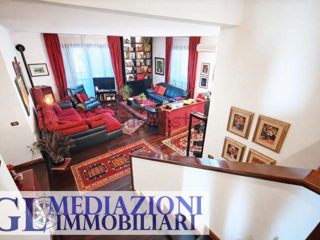 Case e ville in vendita di 260 m² in Via Felice Polanzani, 1