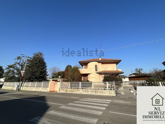 Case e ville in vendita di 260 m² in Via IV Novembre