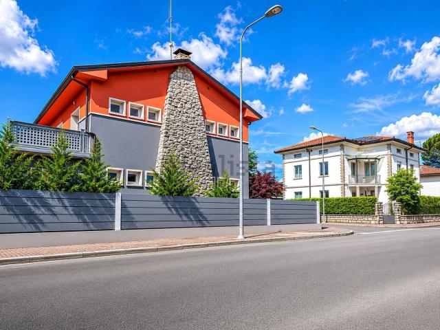 Case e ville in vendita di 260 m² in Via Leonardo Bufalini