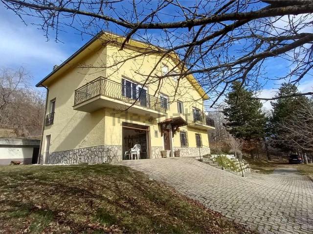 Case e ville in vendita di 260 m² in Via Lucente