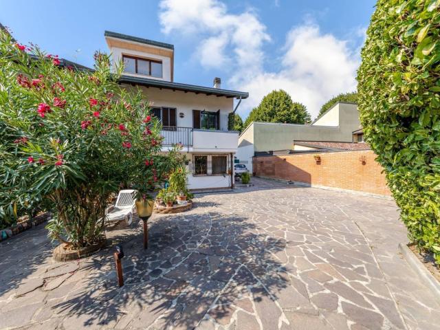 Case e ville in vendita di 260 m² in Via Luigi Calori, 4