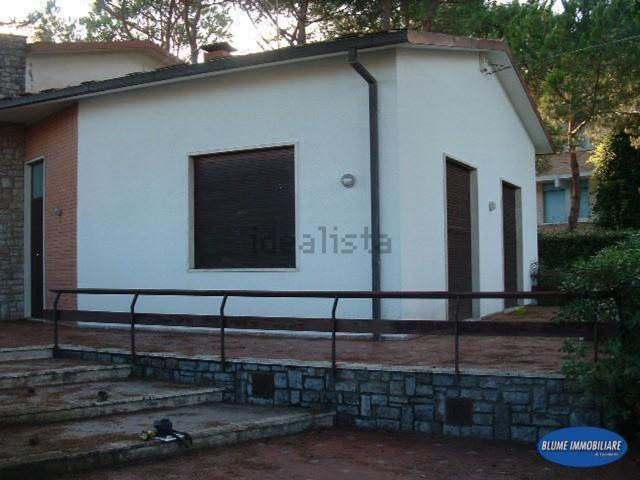 Case e ville in vendita di 260 m² in Via Monte Pania, 49