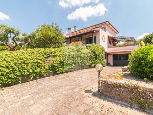 Case e ville in vendita di 260 m² in Via Monte Razzano, 95