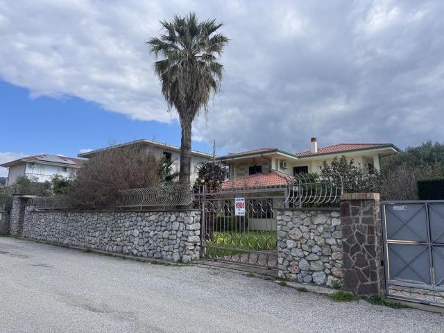 Case e ville in vendita di 260 m² in Via Magellano, 12