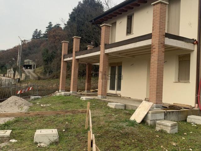 Case e ville in vendita di 260 m² in Via Martiri della Libertà
