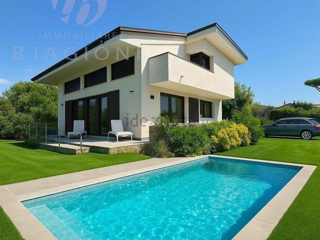 Case e ville in vendita di 260 m² in Via Nicchieto, 55045