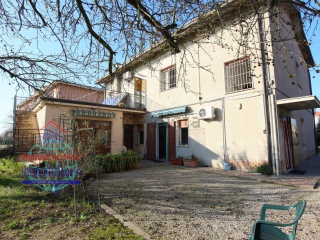 Case e ville in vendita di 260 m² in Via Statale, 140