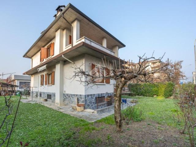 Case e ville in vendita di 260 m² in Via Pavia, 7