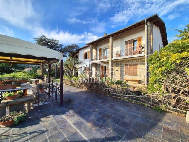 Case e ville in vendita di 260 m² in Via Padre Semeria