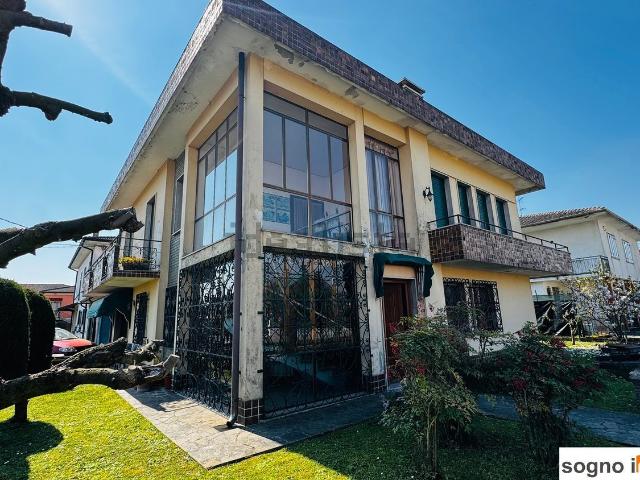 Case e ville in vendita di 260 m² in Via Pierdomenico Frattini, 43