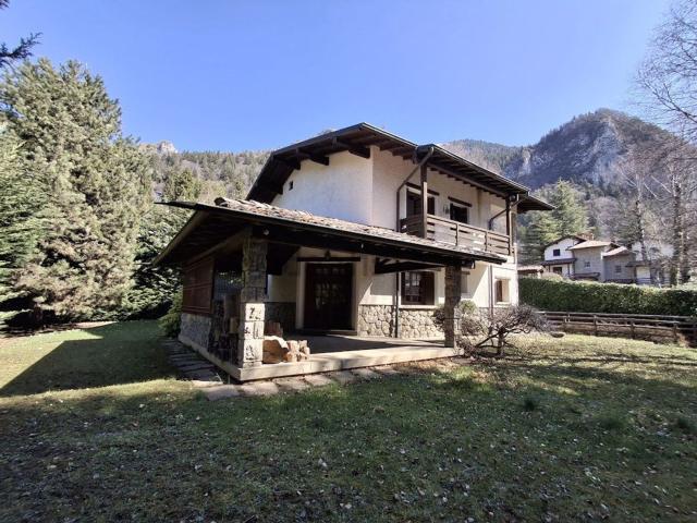 Case e ville in vendita di 260 m² in Via Rododendro, 16