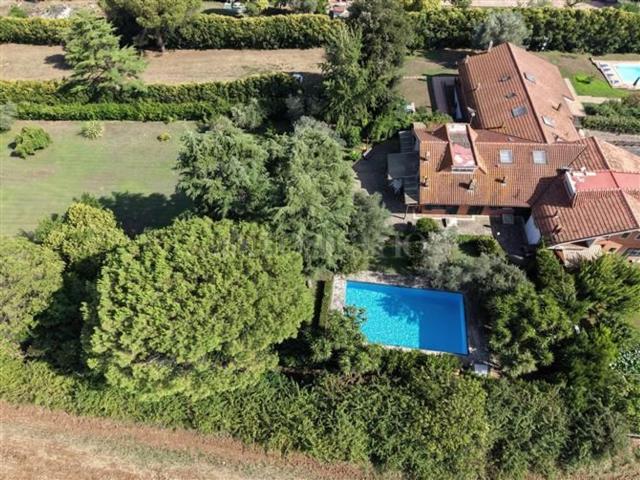 Case e ville in vendita di 260 m² in Via Torre Pellice