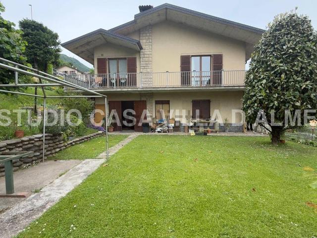 Case e ville in vendita di 260 m² in Via Val D&apos Imagna
