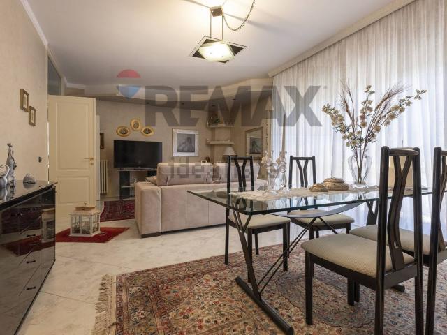 Case e ville in vendita di 260 m² in Via Vanzaghello, 6