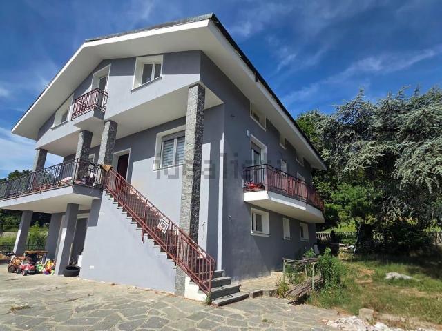 Case e ville in vendita di 260 m² in Via Varisella, 12