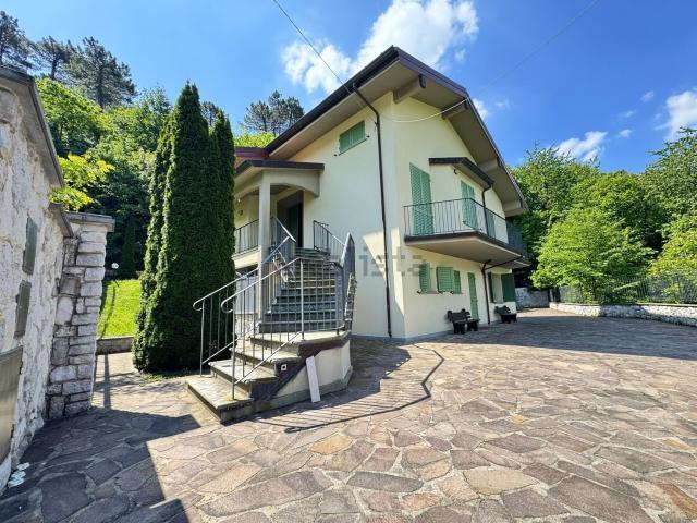 Case e ville in vendita di 260 m² in Via Vicinale Fonda, 8
