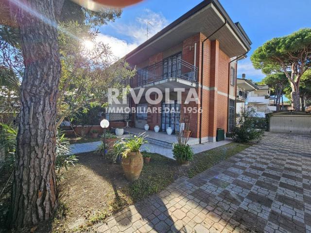 Case e ville in vendita di 260 m² in Viale Antonio Gramsci